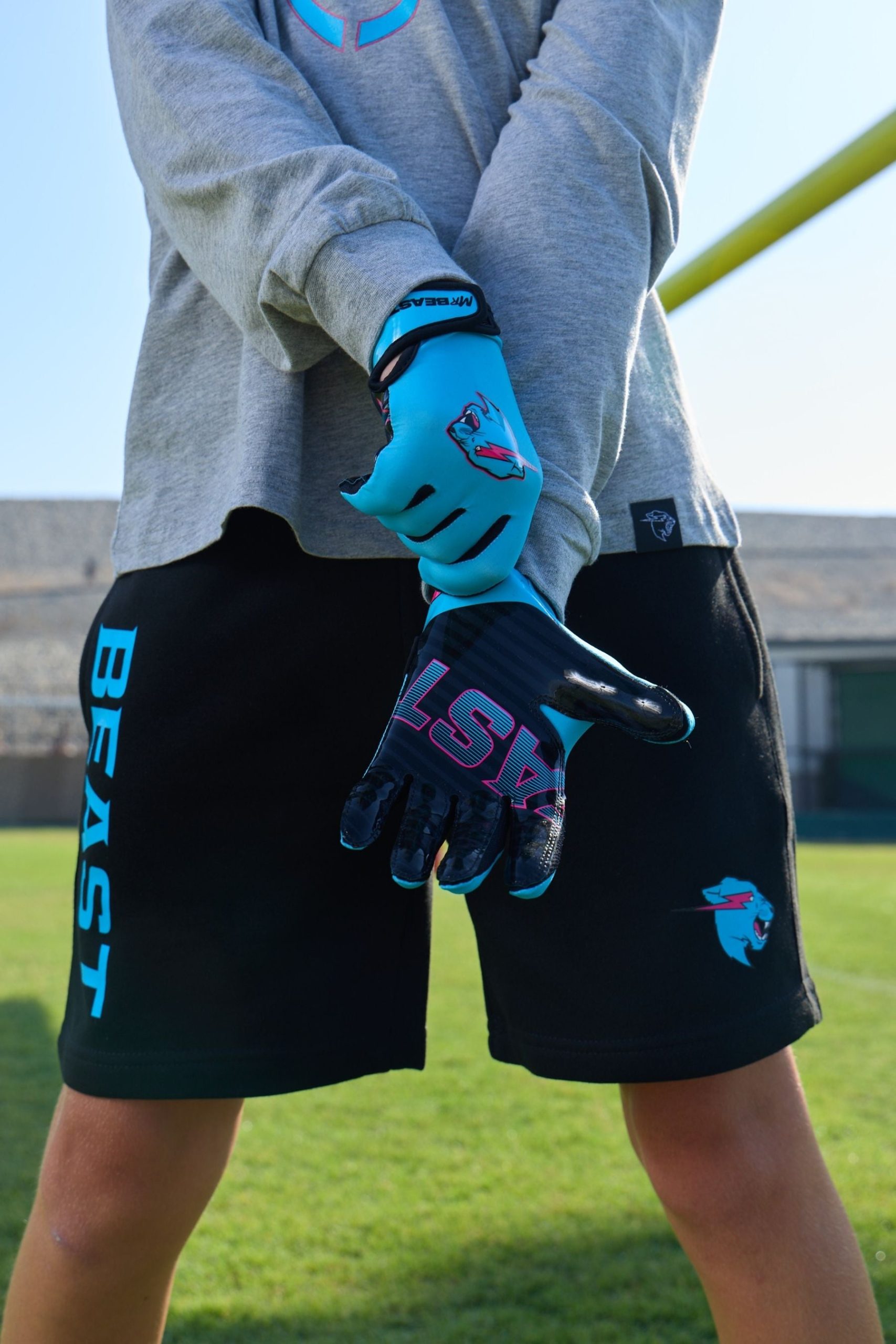 FootballGloves02_Model2-1.jpg